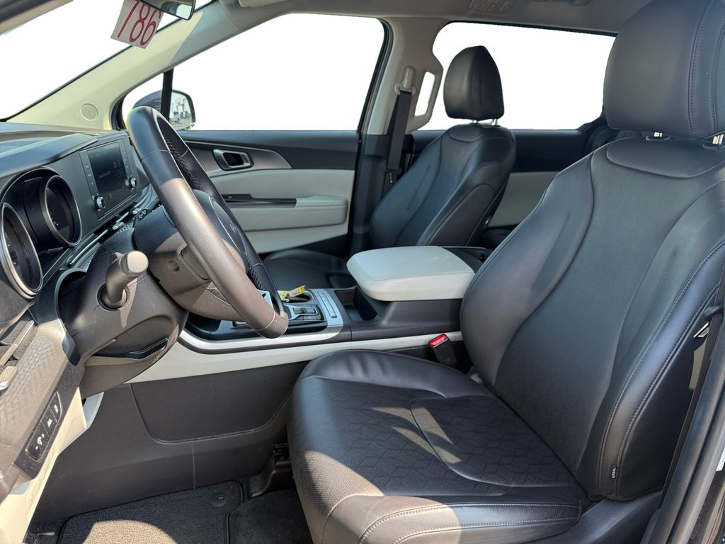 2024 Kia Carnival LX photo 9
