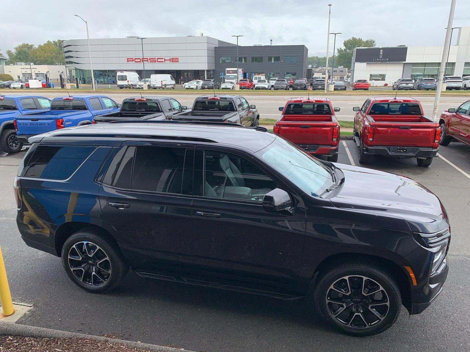 2025 Chevrolet Tahoe RST photo 4