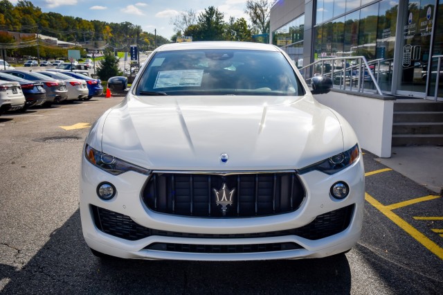 2024 Maserati Levante GT photo 2