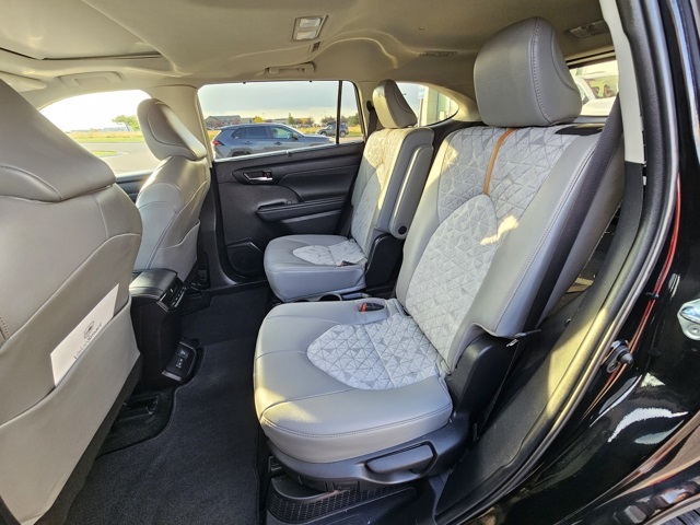 2023 Toyota Highlander Hybrid Bronze Edition photo 18