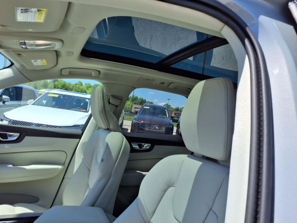 2025 Volvo XC60 Plus photo 11