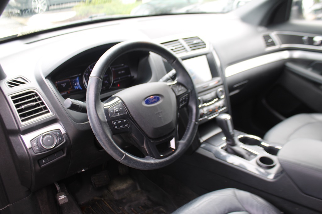 2017 Ford Explorer XLT photo 3
