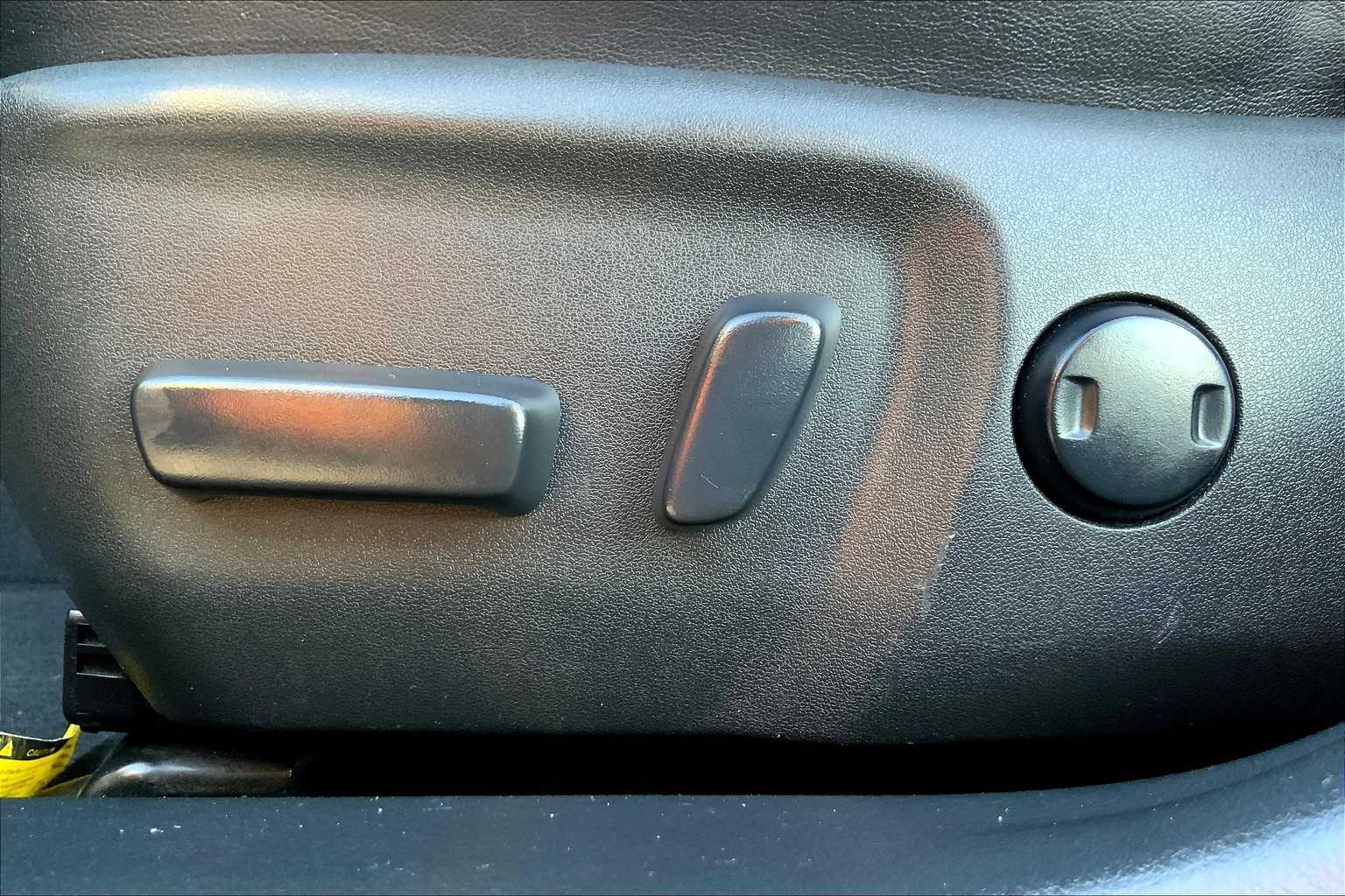 2015 Toyota Camry SE photo 32