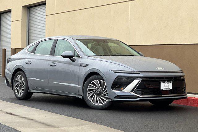 2025 Hyundai Sonata Hybrid SEL photo 2
