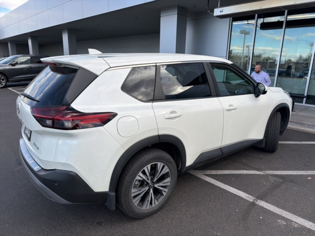 2022 Nissan Rogue SV photo 3