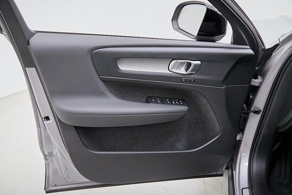 2026 VOLVO XC40 - Image 11