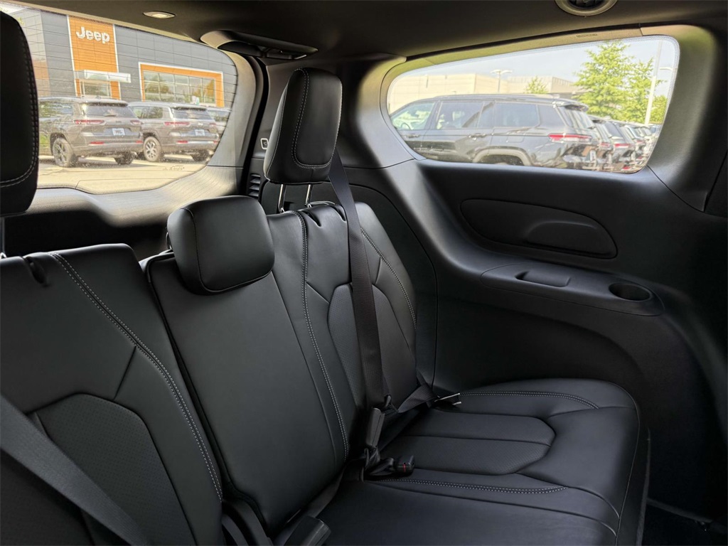 2025 Chrysler Pacifica photo 15