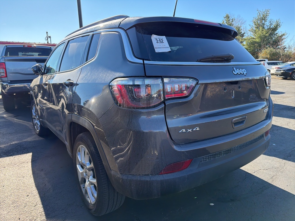 2022 Jeep Compass Latitude Lux photo 3