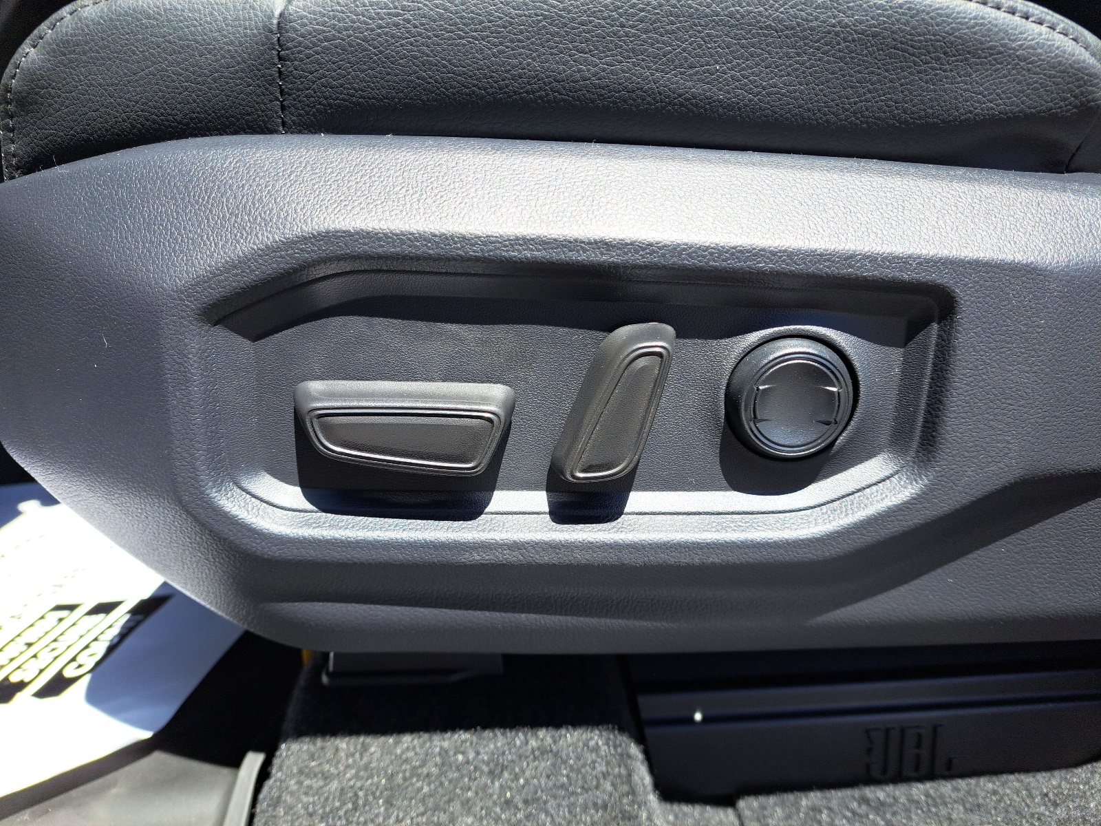 2025 Toyota Tundra Limited CrewMax photo 18