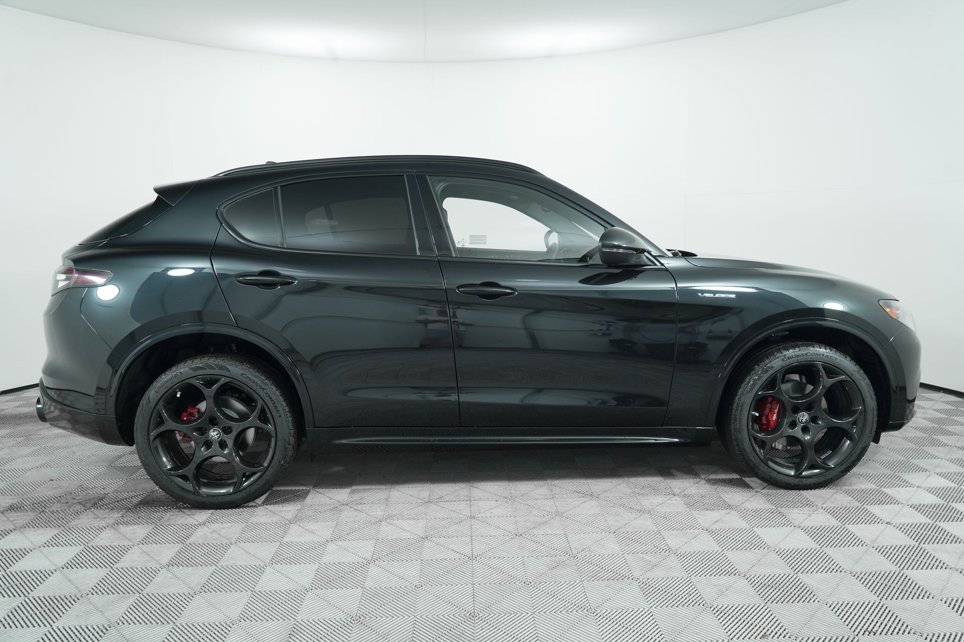 2025 Alfa Romeo Stelvio photo 8