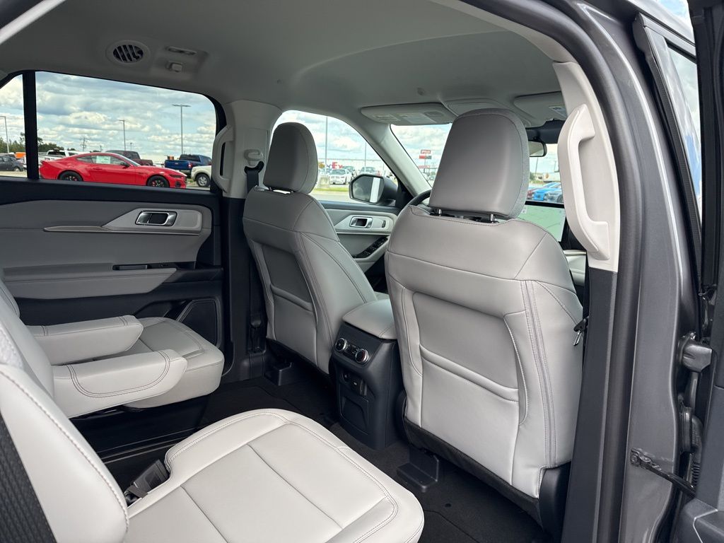 2025 Ford Explorer photo 18