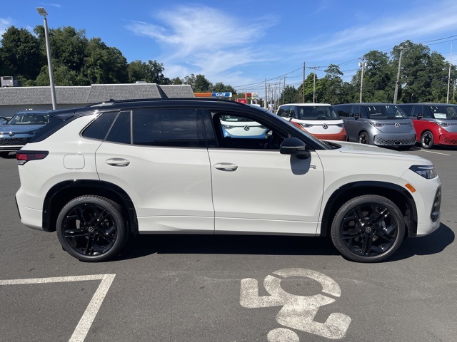 2025 Volkswagen Tiguan SE R-Line Black photo 3
