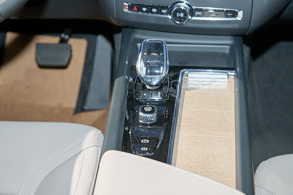 2026 VOLVO XC60 - Image 27