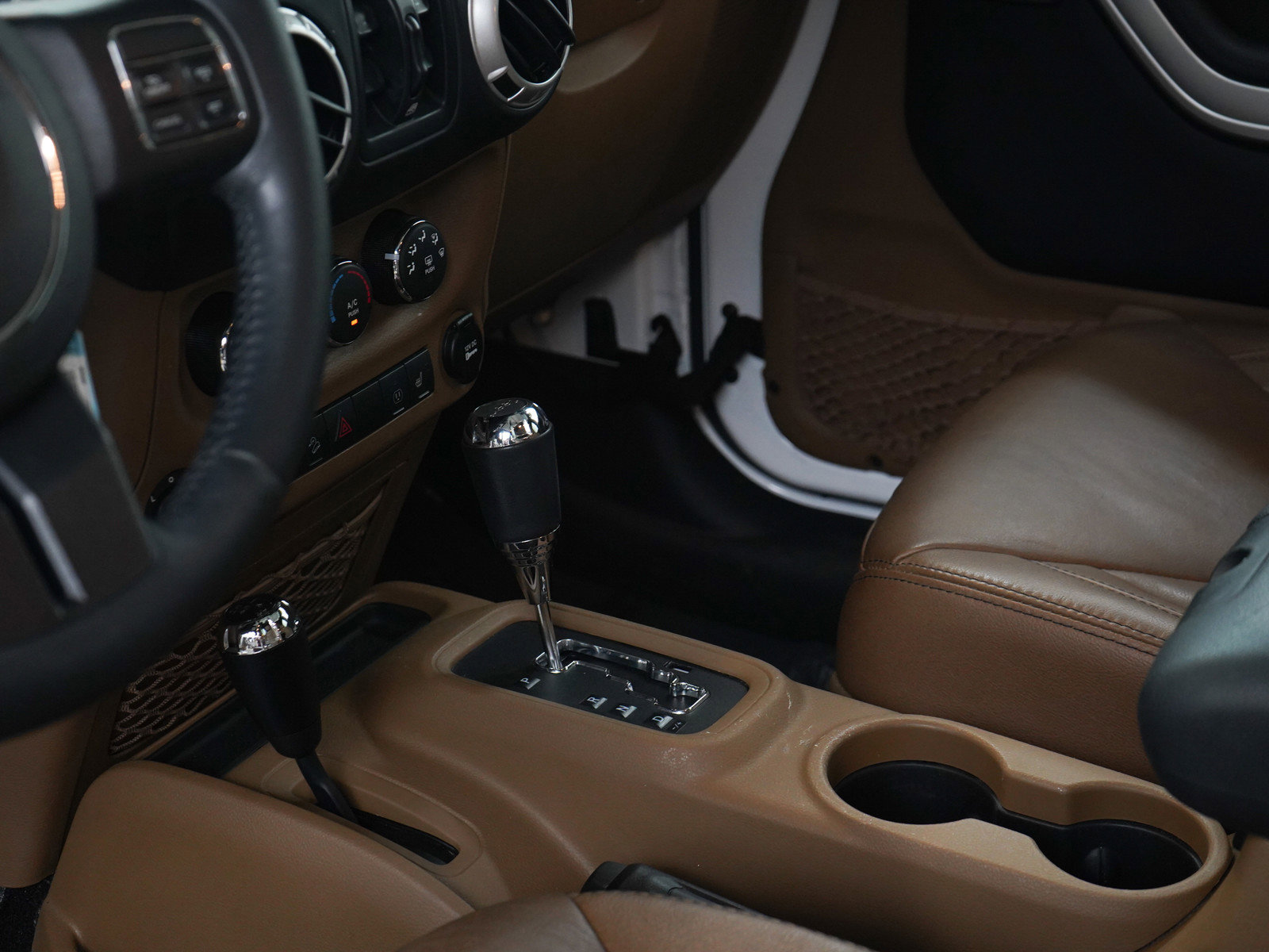 2014 Jeep Wrangler Unlimited Sahara photo 19