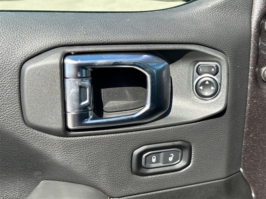 2025 Jeep Wrangler Sahara photo 25