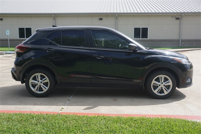 2025 Nissan Kicks Play S photo 3