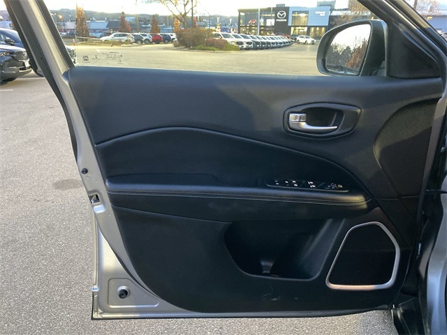 2018 Jeep Compass Latitude photo 2