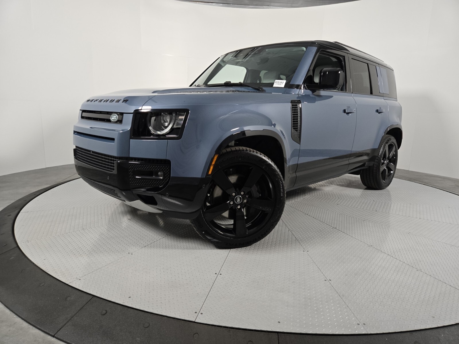 2025 Land Rover Defender X-Dynamic SE's photo