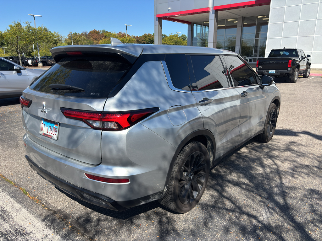 2022 Mitsubishi Outlander Black Edition photo 2