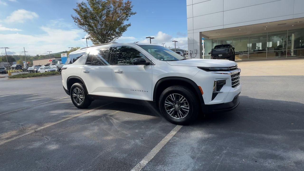 2026 Chevrolet Traverse L photo 2