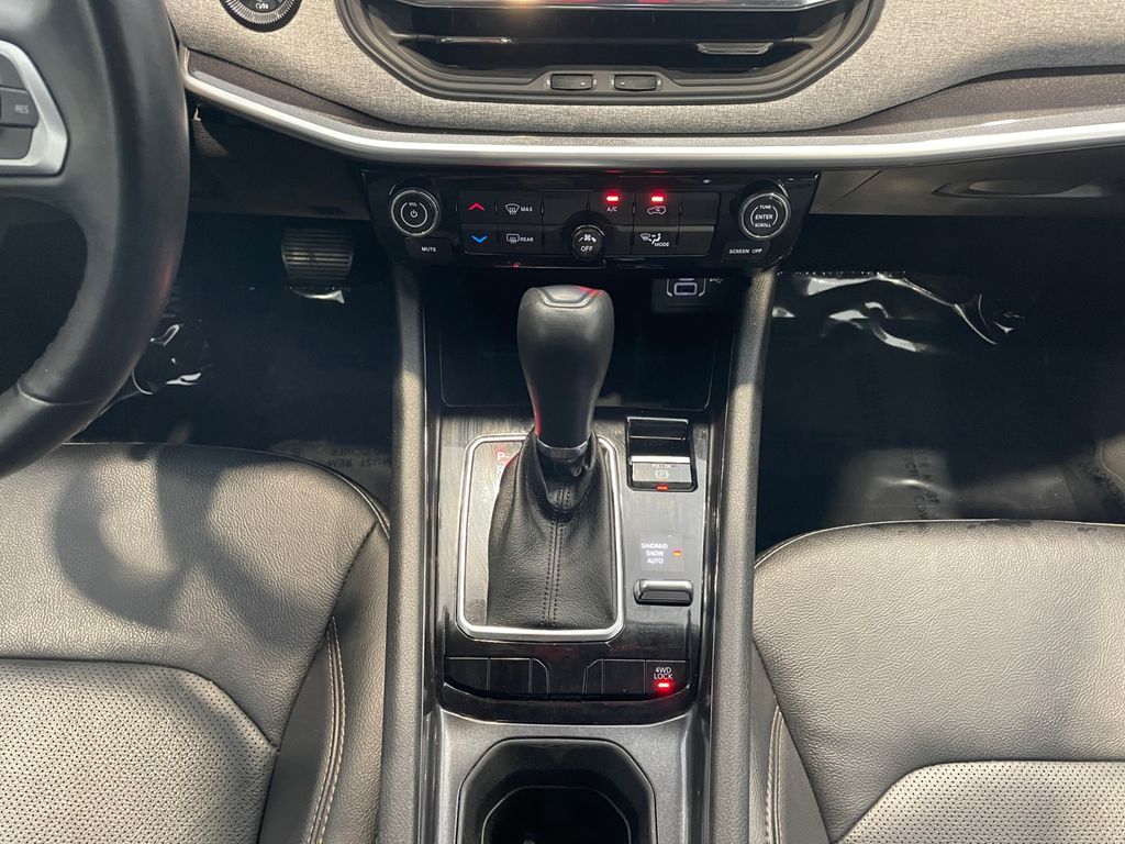 2022 Jeep Compass Latitude Lux photo 11