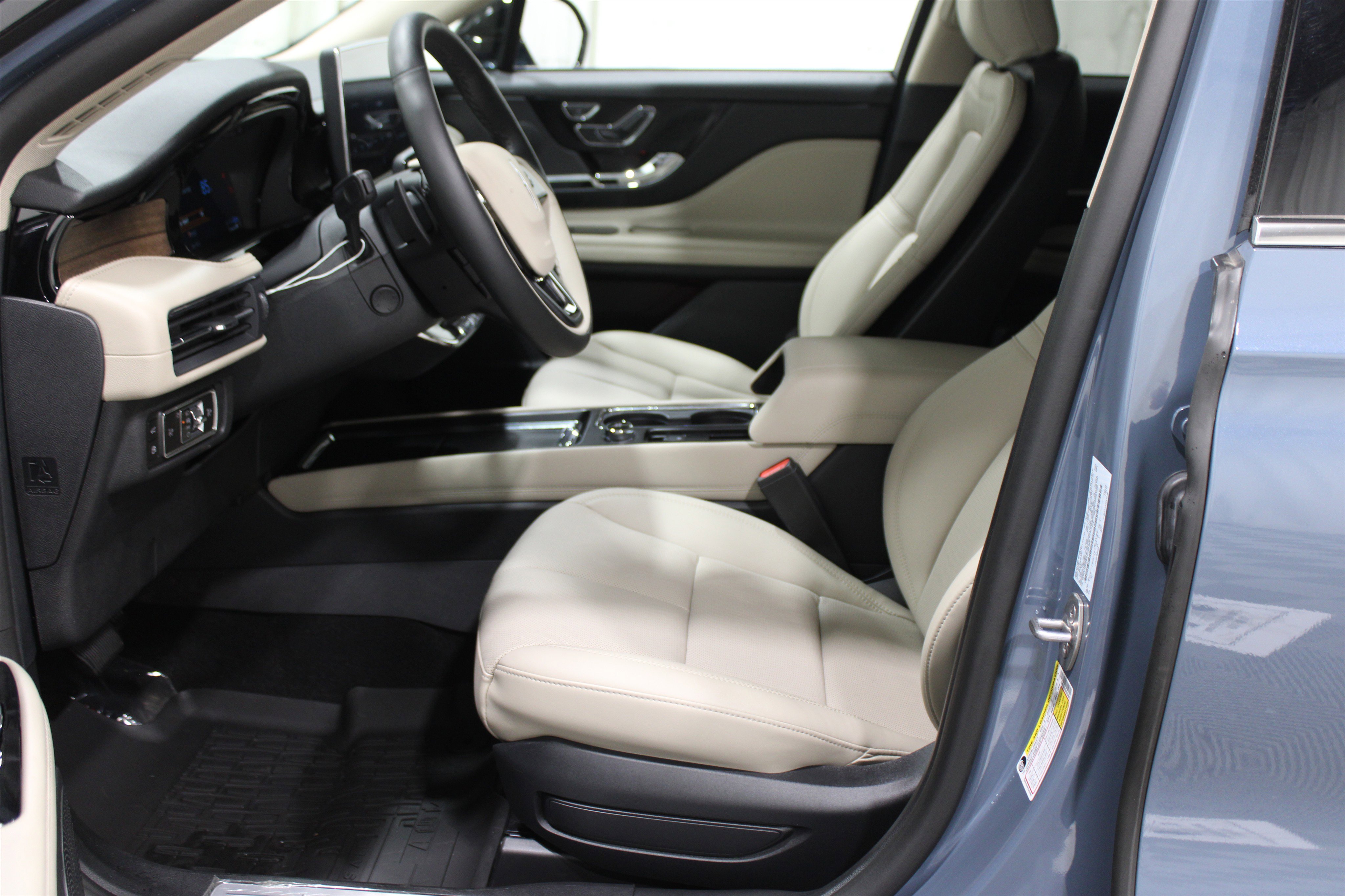 2025 Lincoln Corsair Grand Touring photo 3