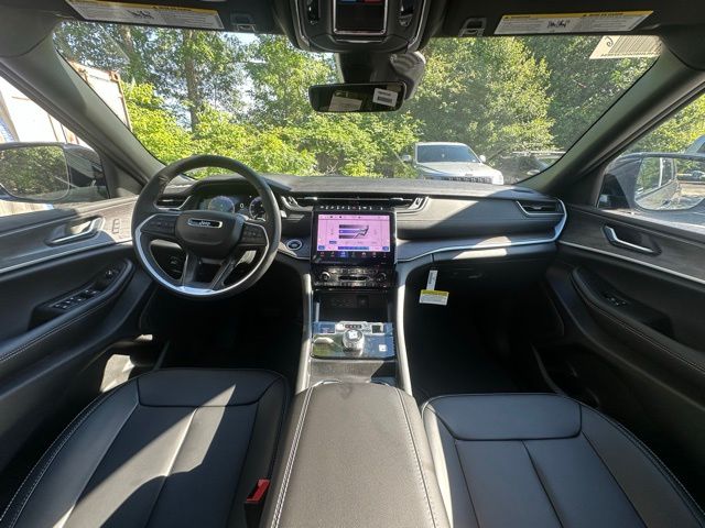 2025 Jeep Grand Cherokee Limited photo 2