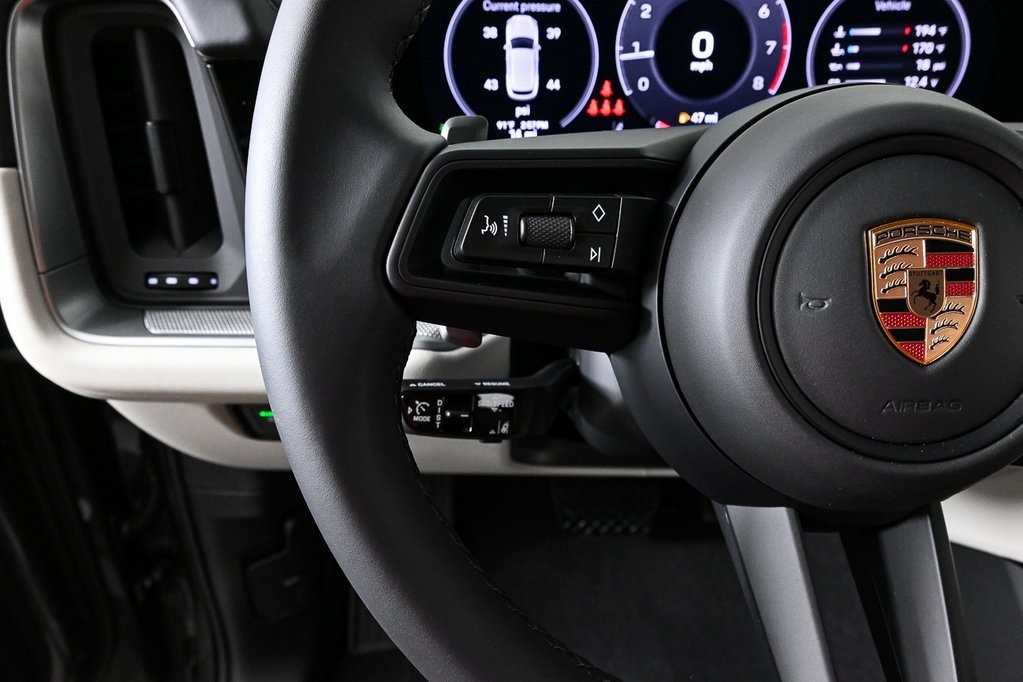 2025 Porsche Cayenne photo 9