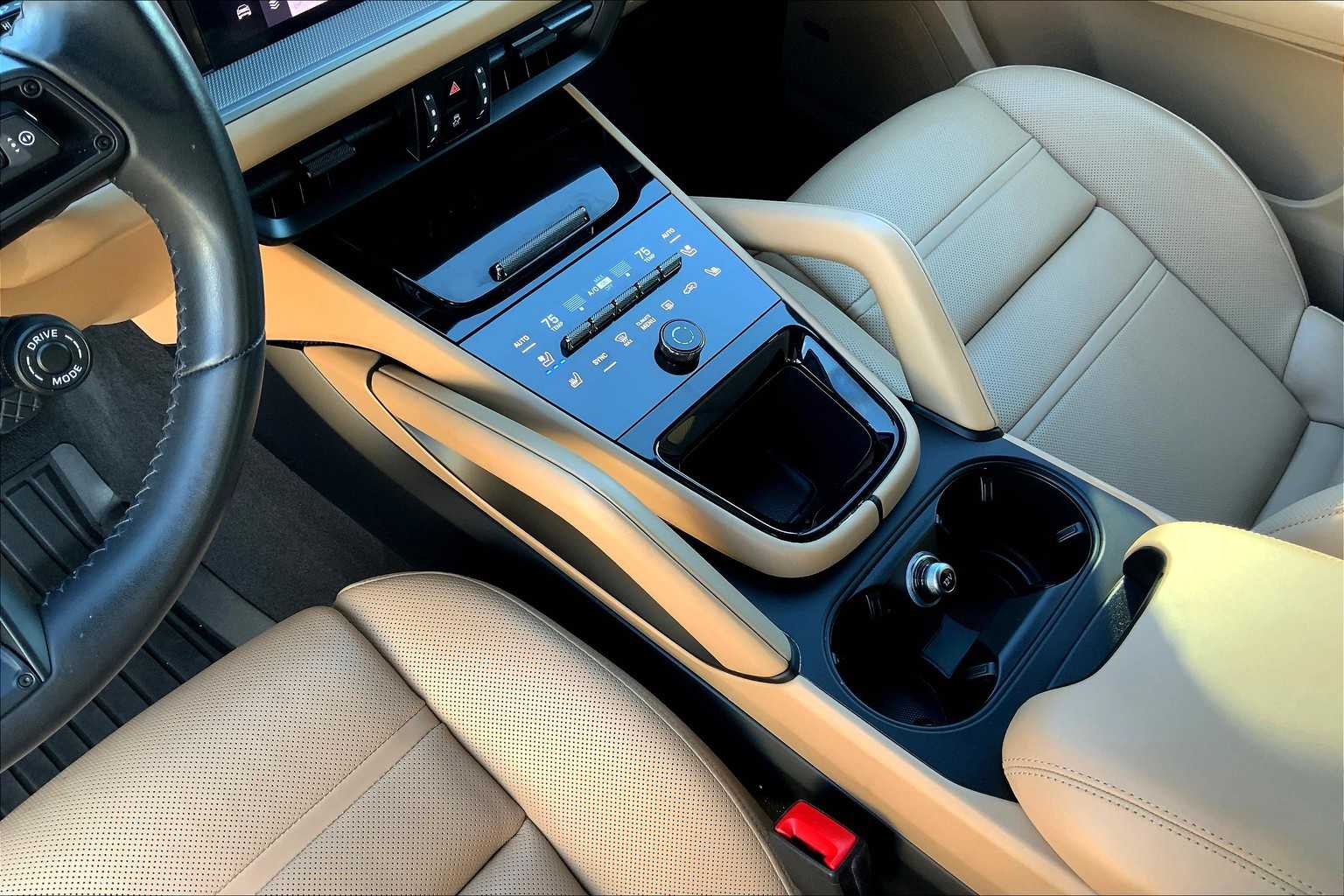 2024 Porsche Cayenne Coupe photo 31