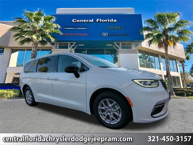 2024 Chrysler Pacifica Touring L's photo