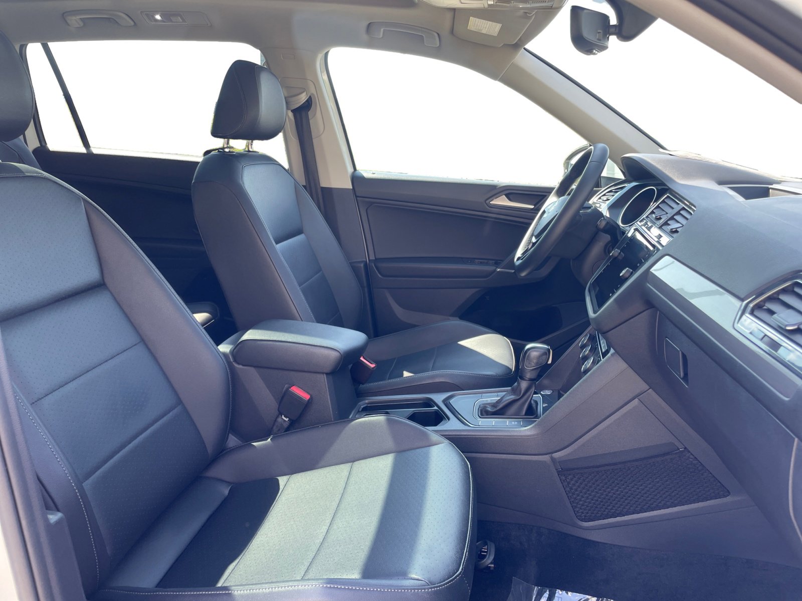 2020 Volkswagen Tiguan SE photo 2
