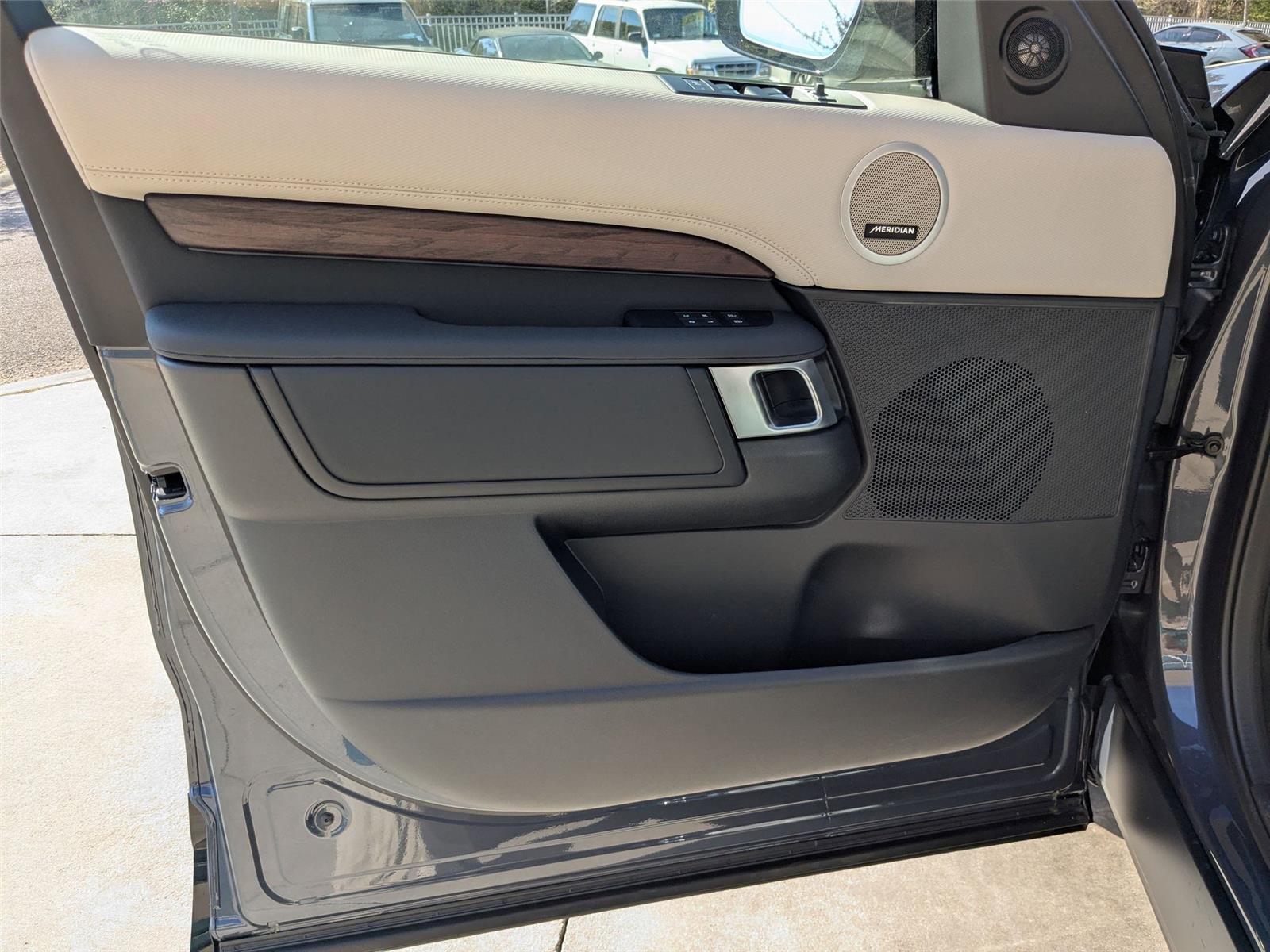 2025 Land Rover Discovery SE photo 9