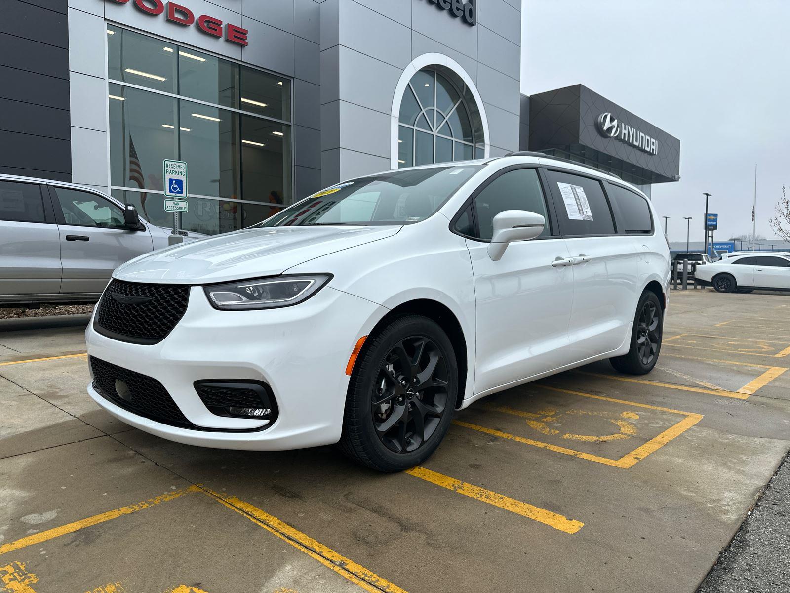 2021 Chrysler Pacifica Touring's photo