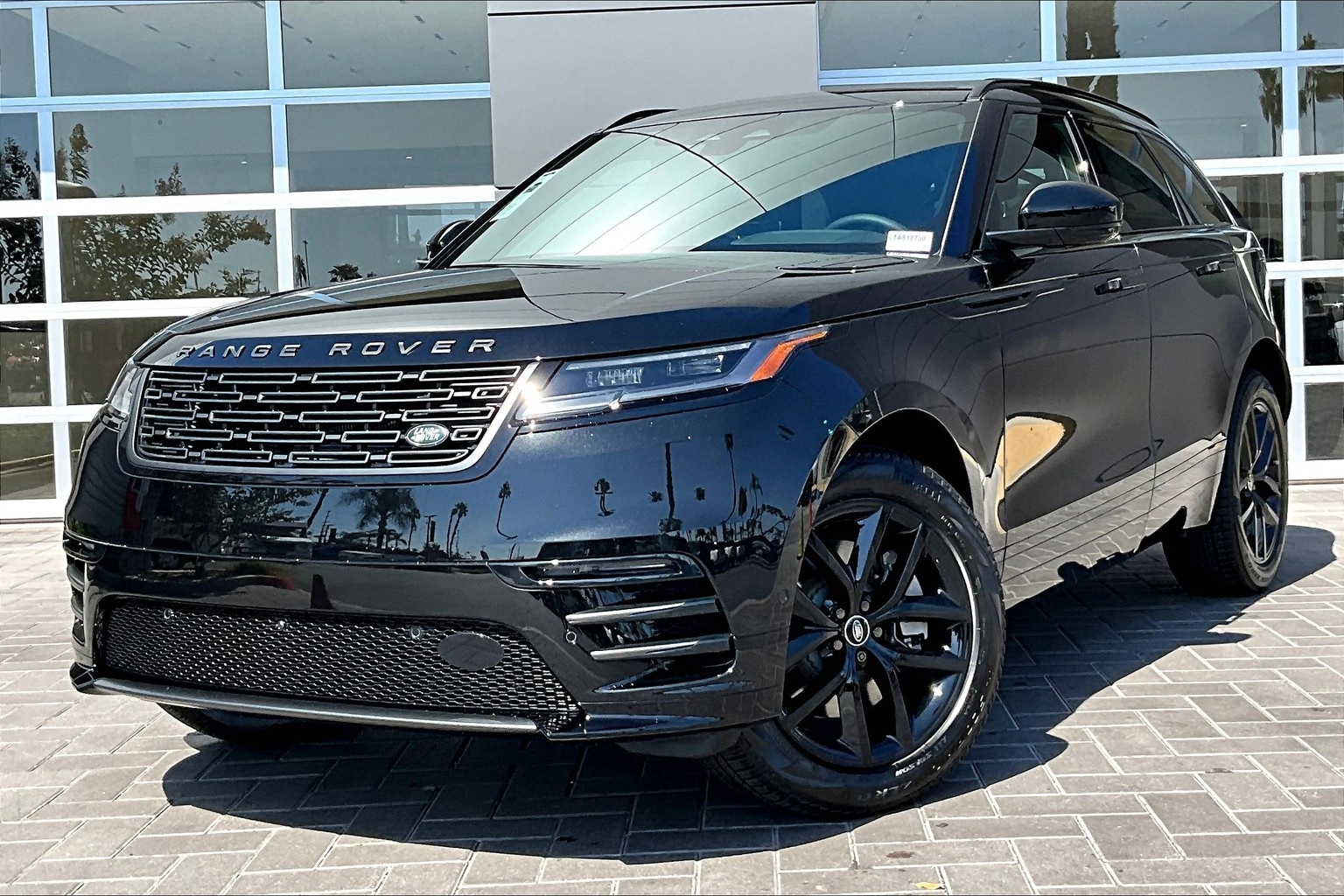 2026 Land Rover Range Rover Velar Dynamic SE's photo