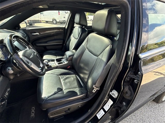 2014 Chrysler 300 photo 11
