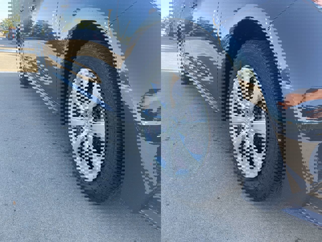 2025 Toyota Corolla LE photo 10
