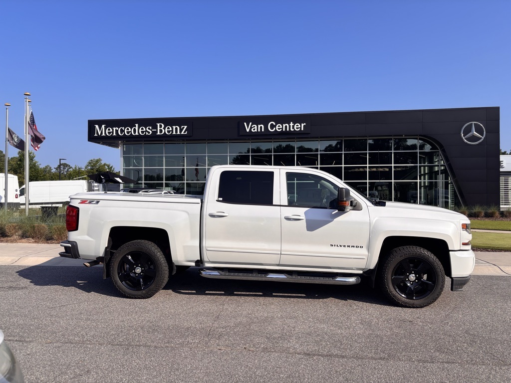 2017 Chevrolet Silverado 1500 LT photo 2