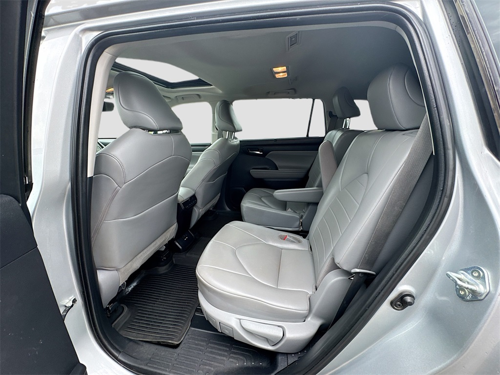 2021 Toyota Highlander XLE photo 19