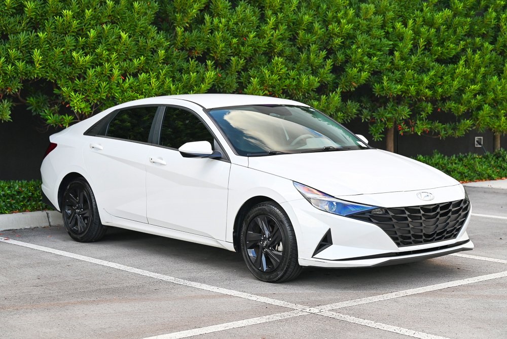 2023 Hyundai Elantra SEL photo 3