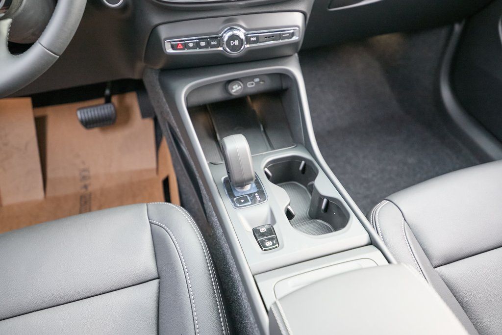 2026 VOLVO XC40 - Image 27