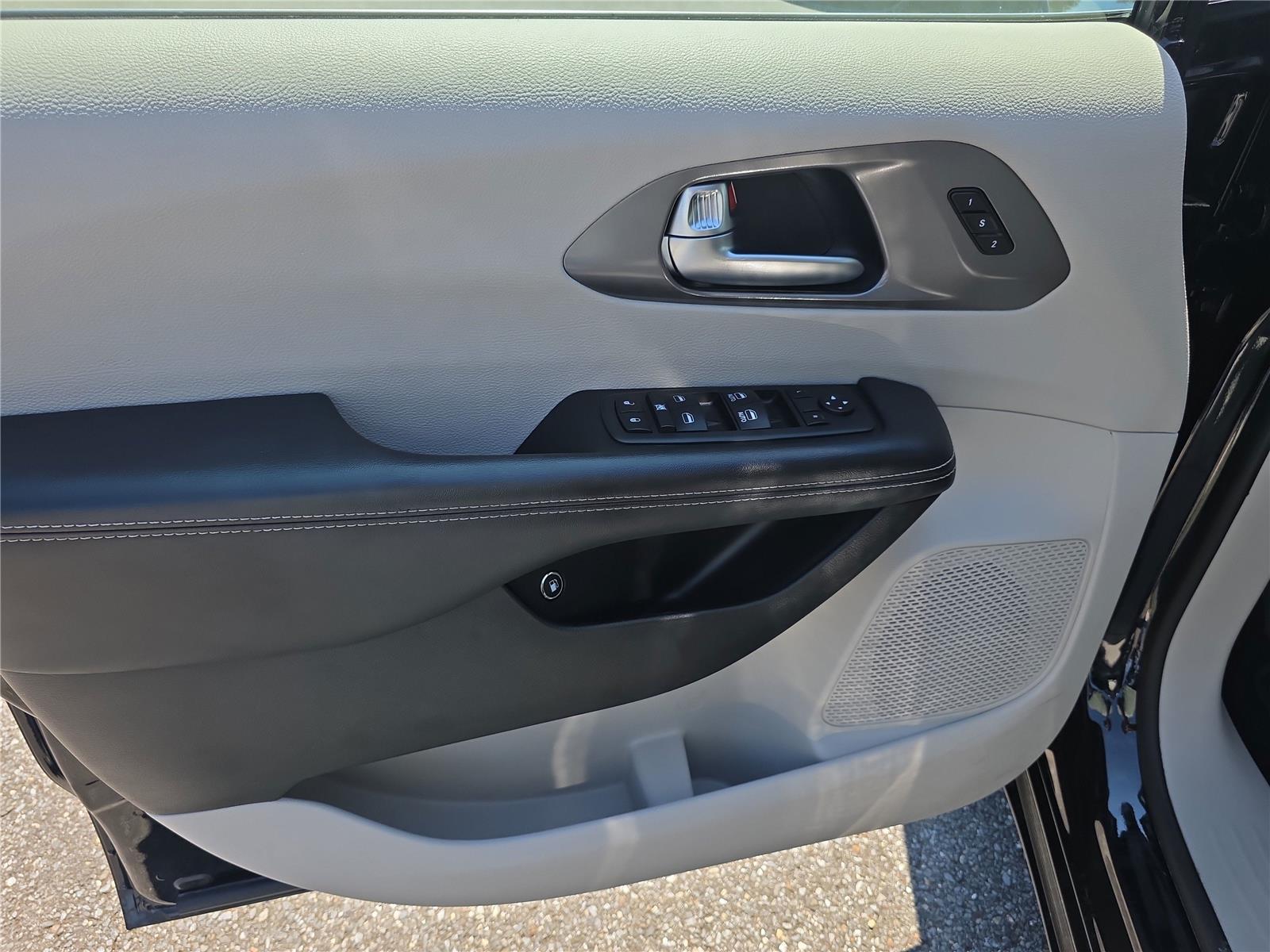 2024 Chrysler Pacifica Hybrid photo 14