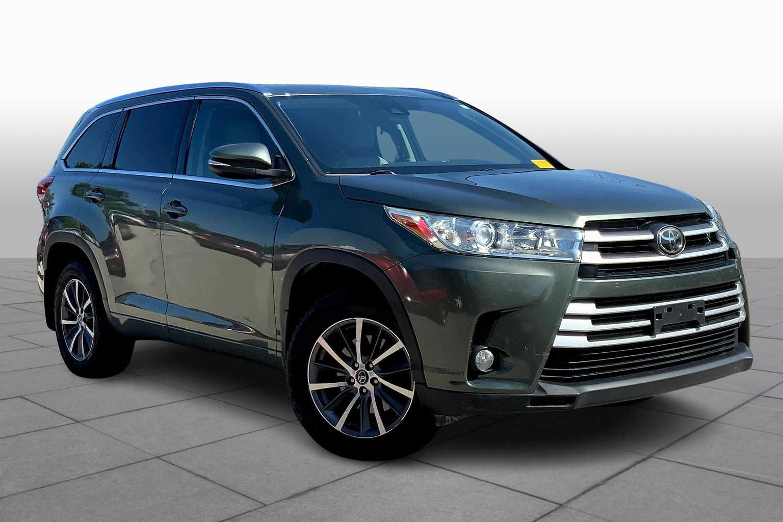 Used 2017 Toyota Highlander XLE with VIN 5TDJZRFH5HS459349 for sale in Kansas City