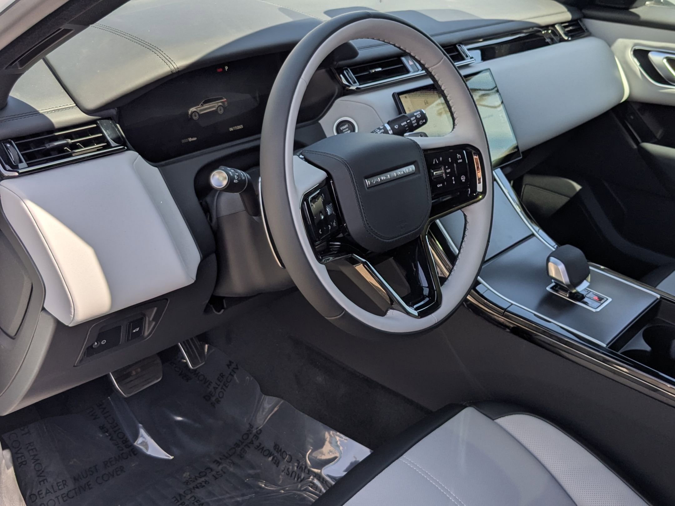 2026 Land Rover Range Rover Velar P400 Dynamic SE photo 3