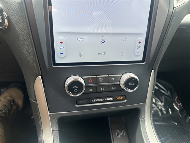 2024 Ford Edge SE photo 2