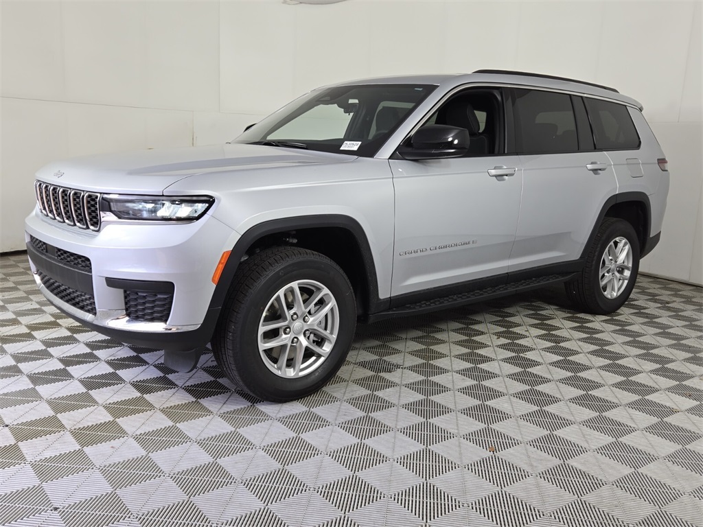 2025 Jeep Grand Cherokee Laredo photo 4