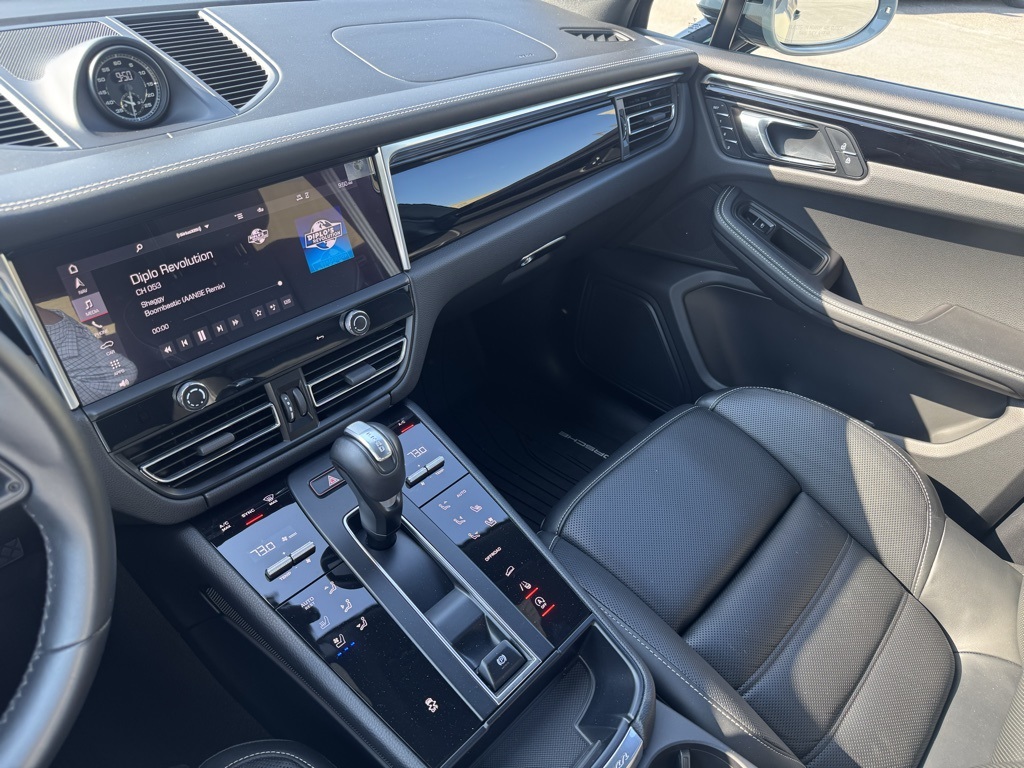 2023 Porsche Macan T photo 10