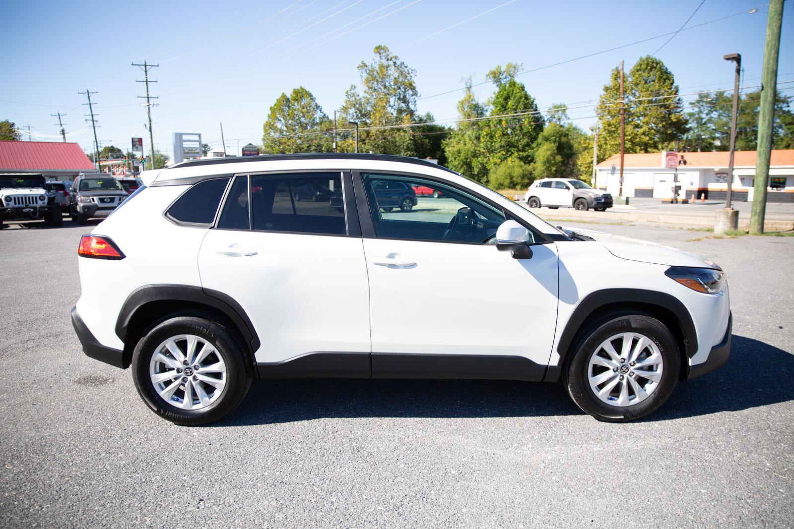 2024 Toyota Corolla Cross LE photo 2