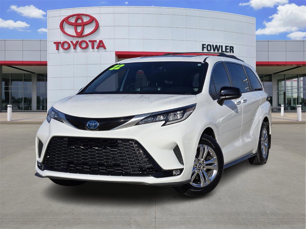 2022 Toyota Sienna XSE's photo