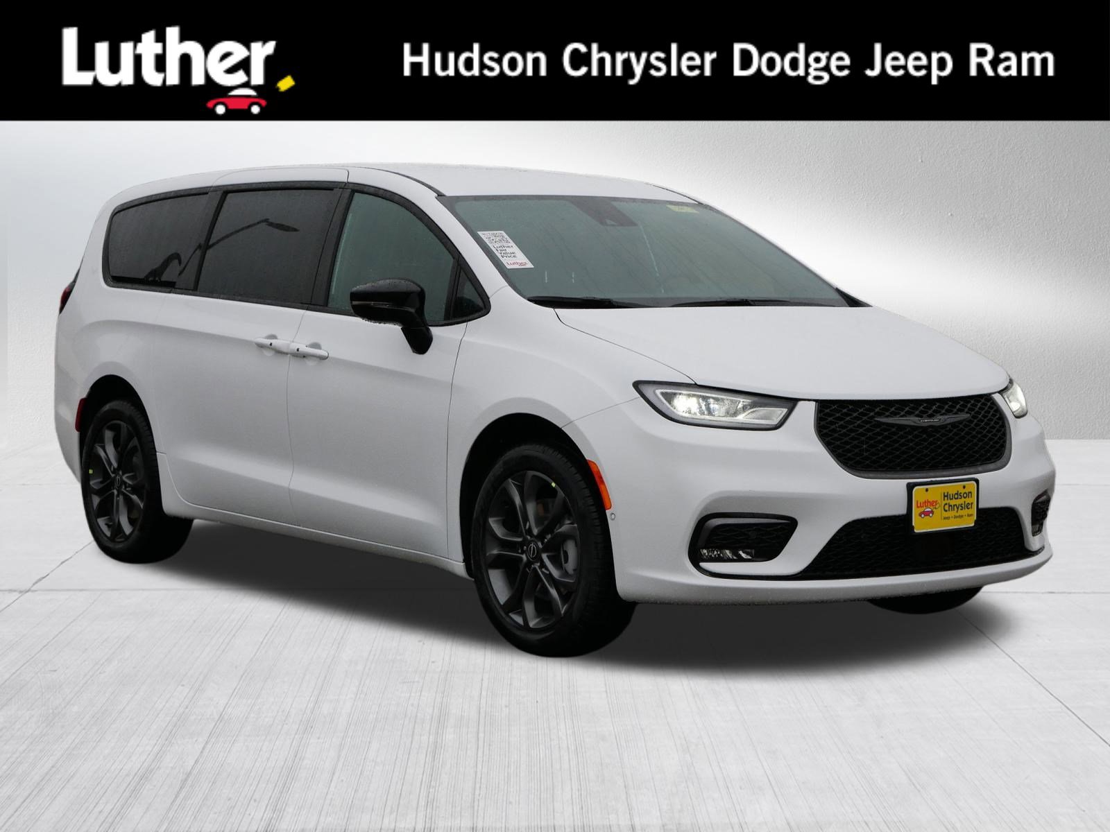 2026 Chrysler Pacifica Select's photo