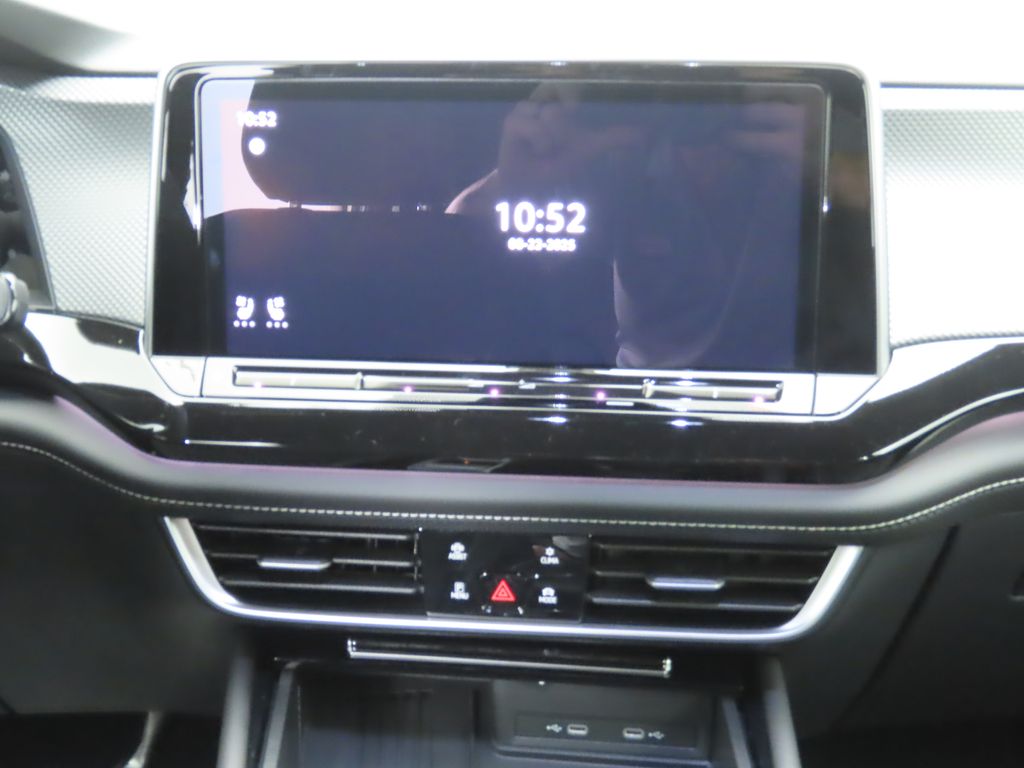 2026 Volkswagen Atlas Cross Sport SEL R-Line photo 14